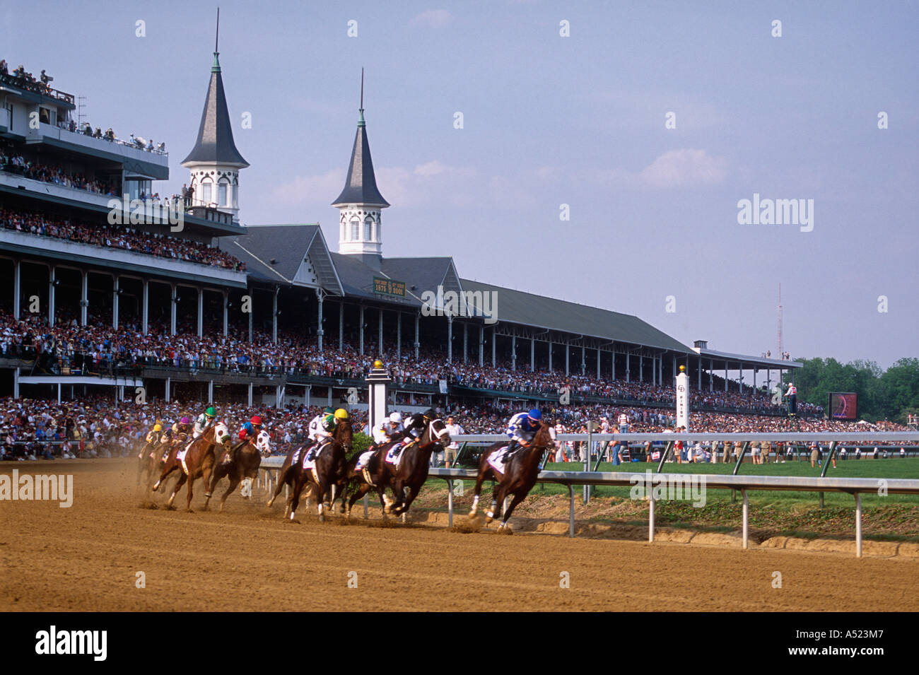 Corse di cavalli purosangue attraverso il primo giro di 2001 Kentucky Derby Gara con Churchill Downs guglie gemelle in background Foto Stock