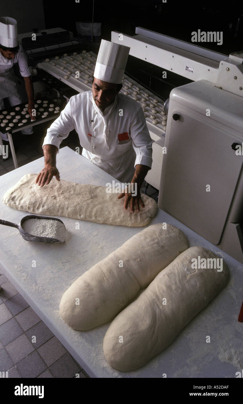 Voce maschile baker preparare grandi pani per forno nel forno commerciale di San Francisco in California Foto Stock