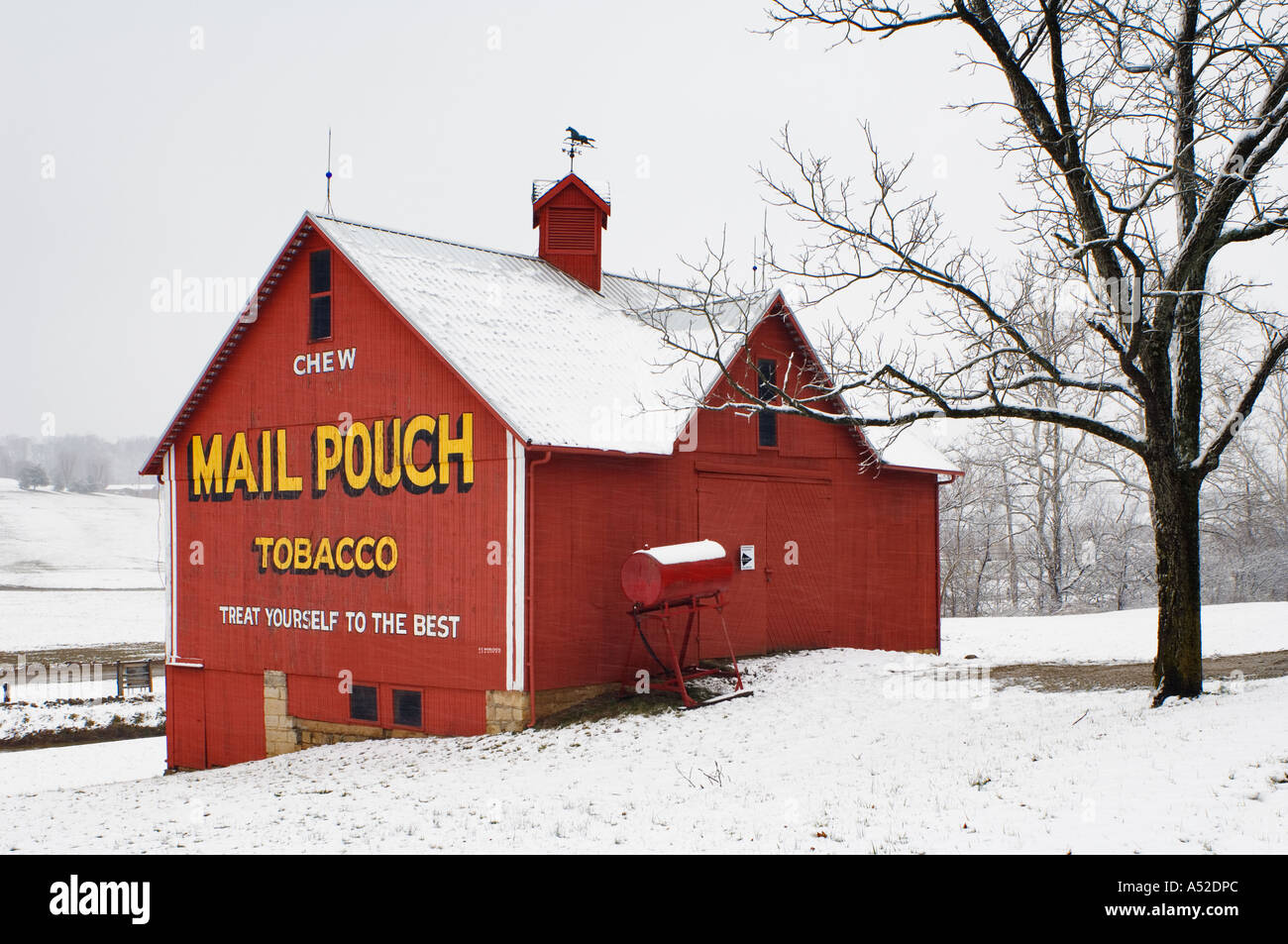 Rosso custodia posta granaio e nuova neve Lanesville Indiana Foto Stock