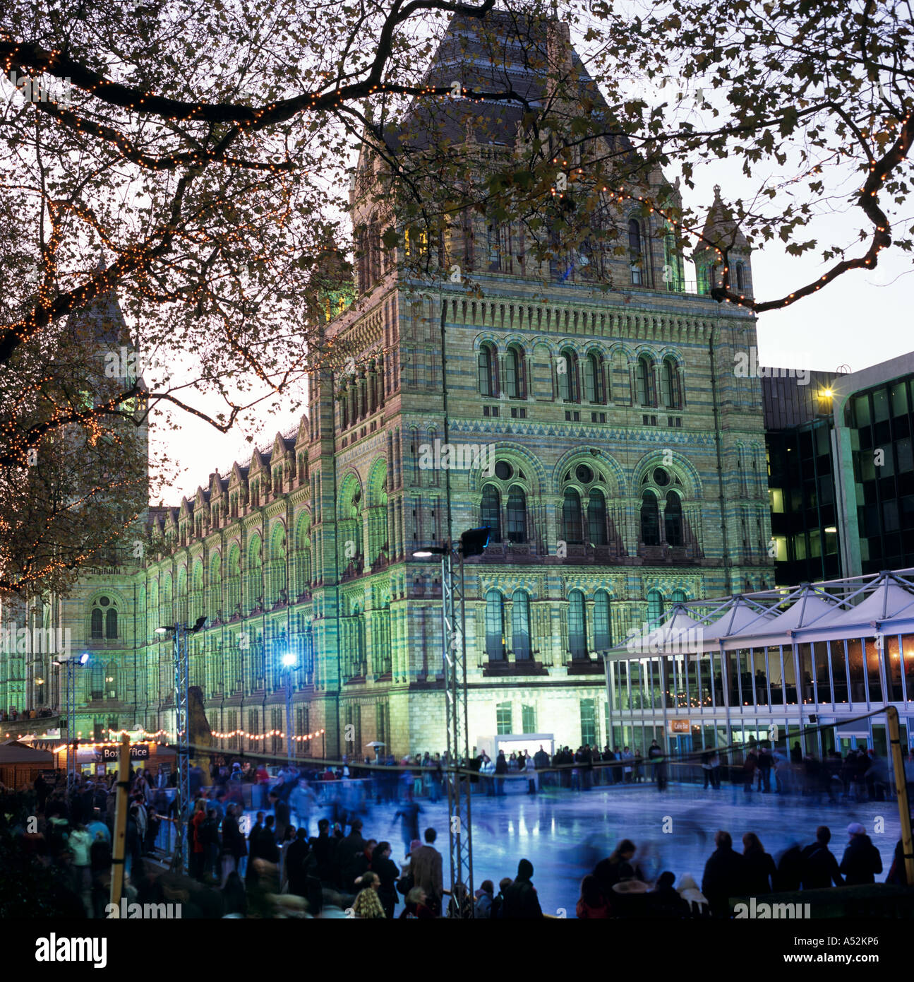 Pattinaggio su ghiaccio al di fuori del Museo di Storia Naturale di Londra REGNO UNITO Europa Foto Stock
