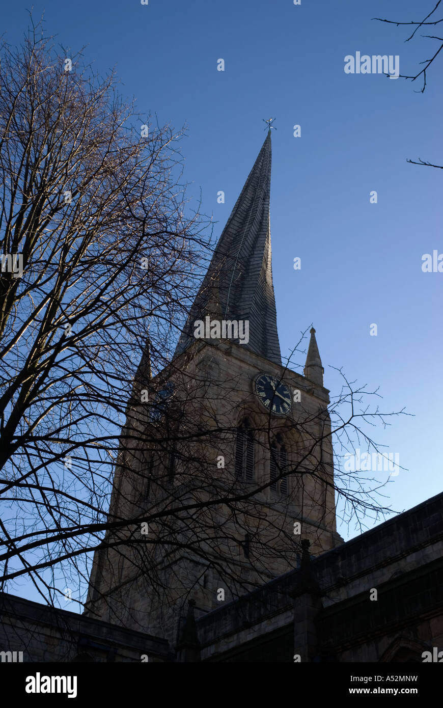 Il Chesterfield è storto guglia della chiesa Foto Stock