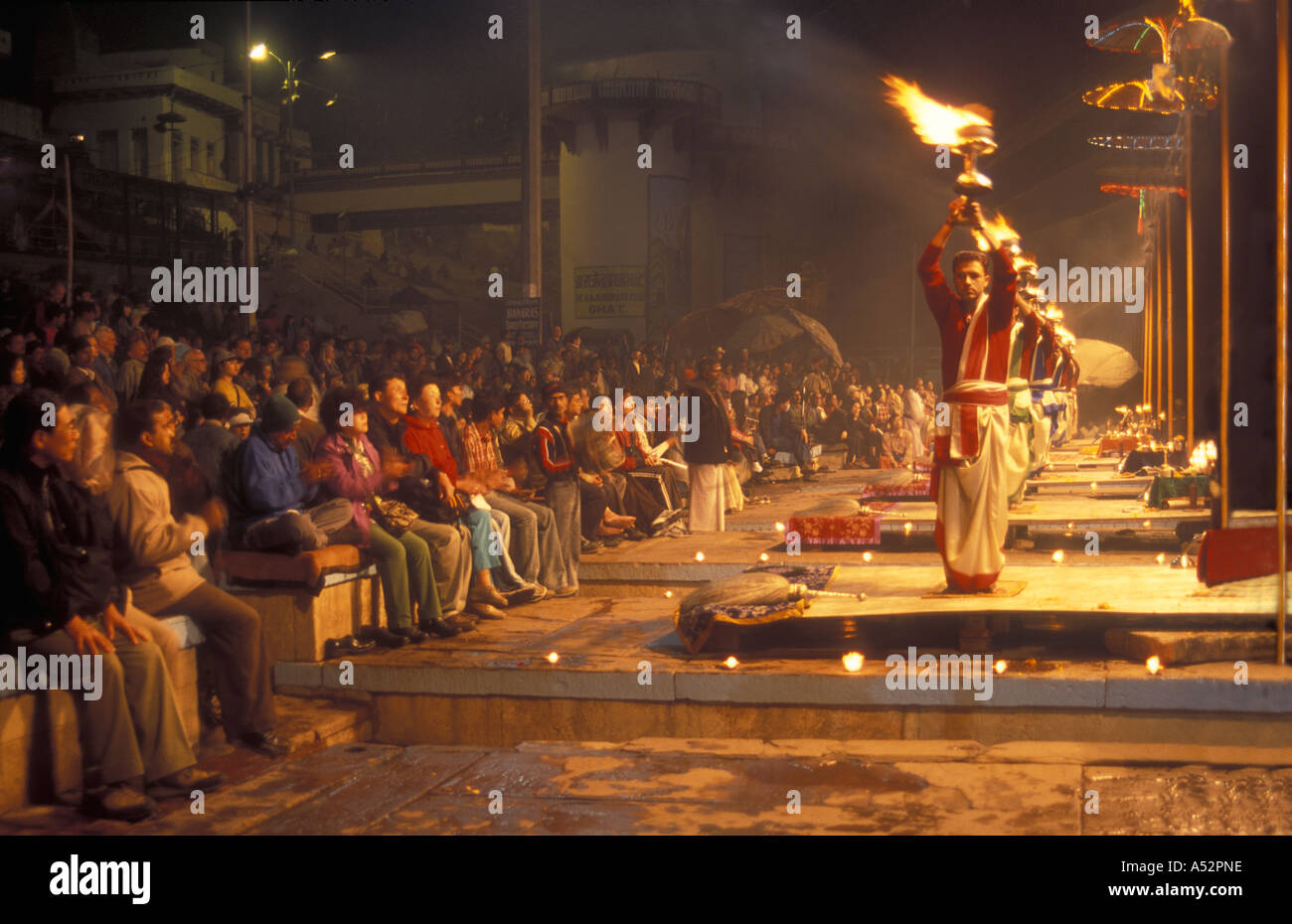 Sacerdoti indù di eseguire la cerimonia Deepmala a Ghat sulle rive del fiume Gange a Varanasi India Foto Stock