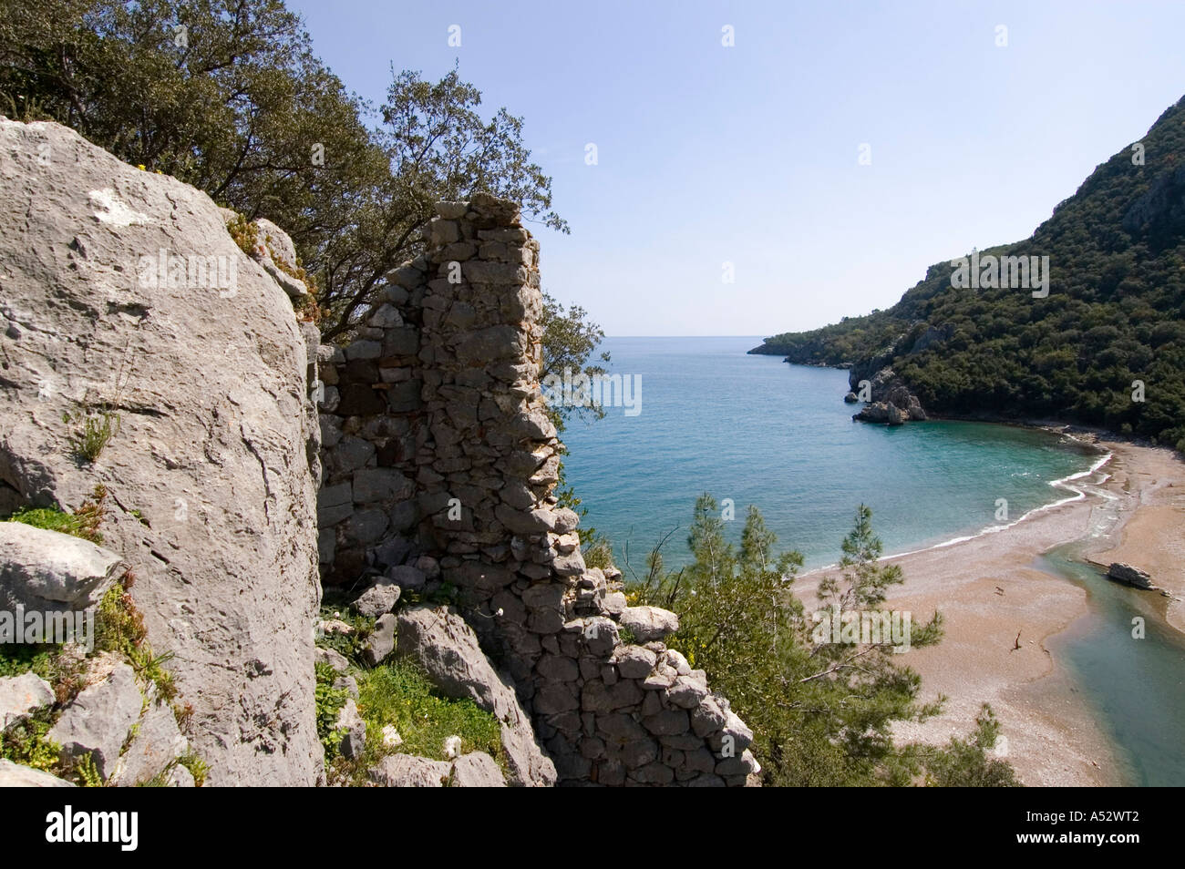 Olympos vicino a Kemer sud della Turchia Antalya città antica con vista di scavo dall'Akropolis al fiume e spiaggia Foto Stock