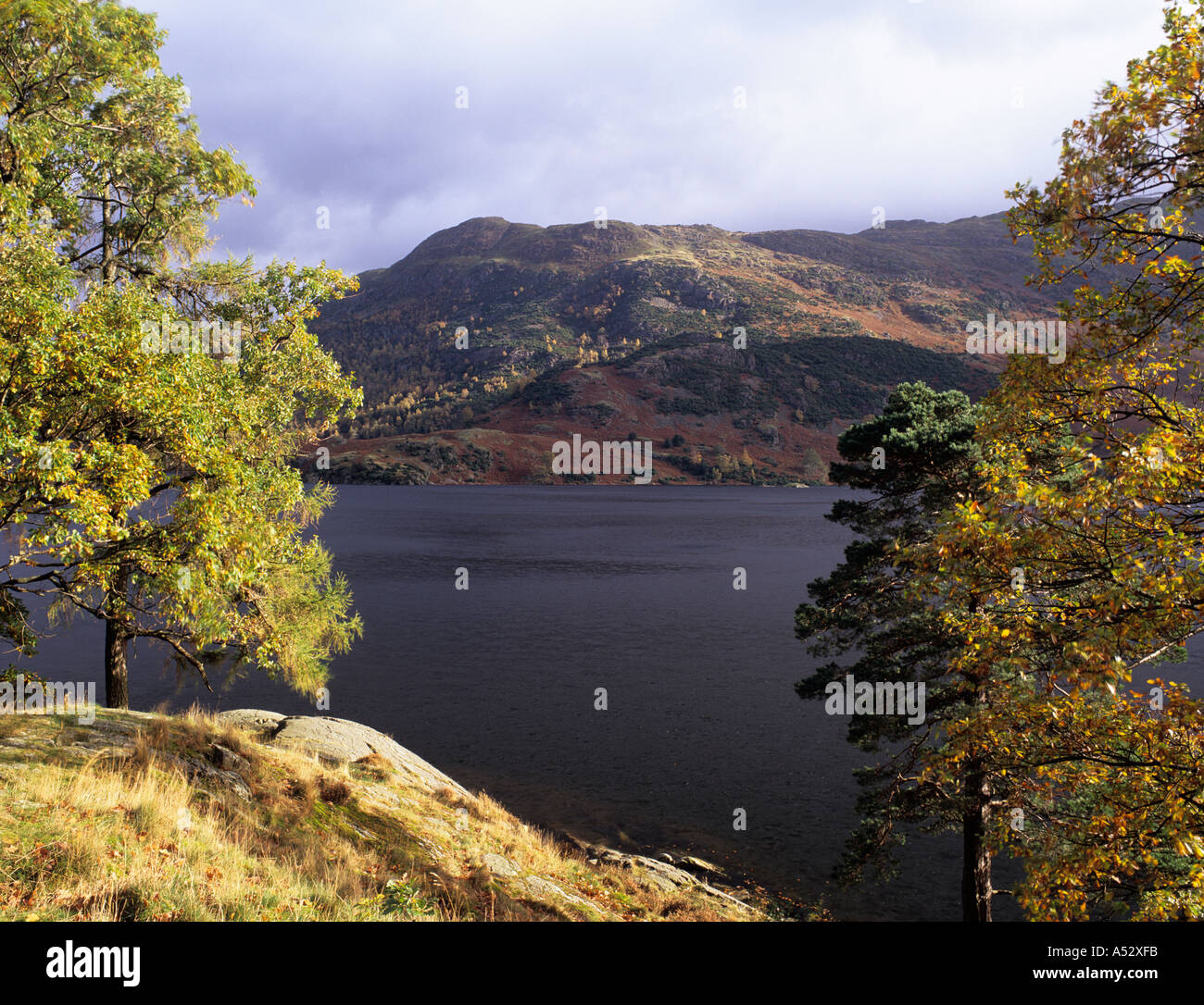 ULLSWATER e argento falesia di tutto il lago in autunno Lake District Cumbria Inghilterra England Regno Unito Foto Stock