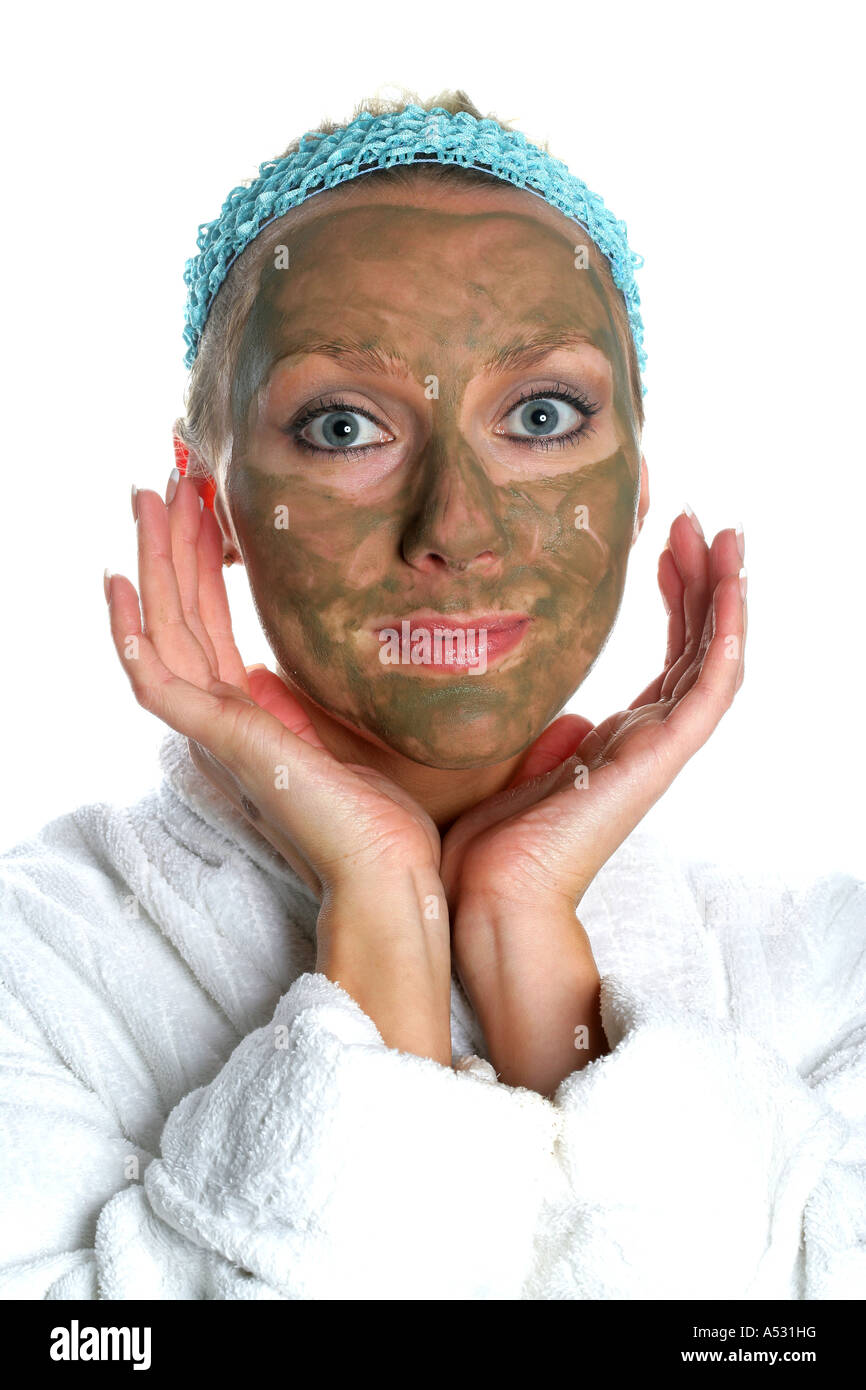 Giovane donna utilizzando la maschera per il viso modello rilasciato Foto Stock