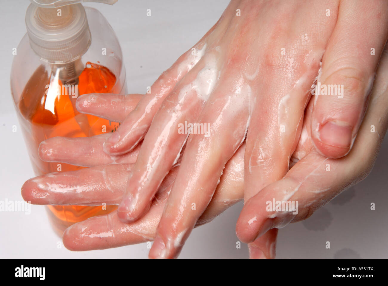 Lavarsi le mani. Foto Stock