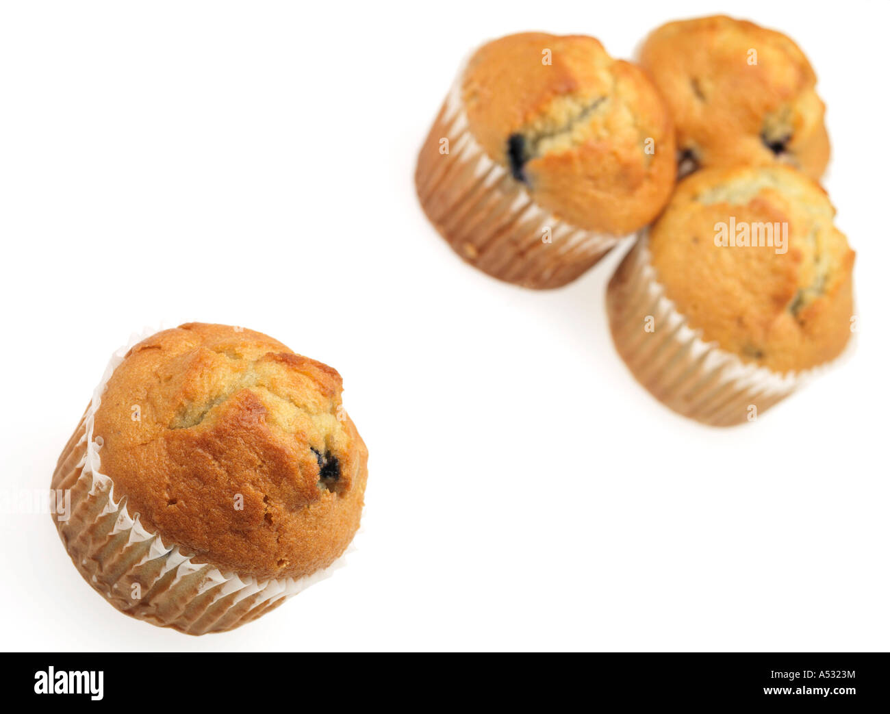 Pane appena sfornato singoli muffin ai mirtilli torte isolata contro uno sfondo bianco con nessun popolo e un tracciato di ritaglio Foto Stock