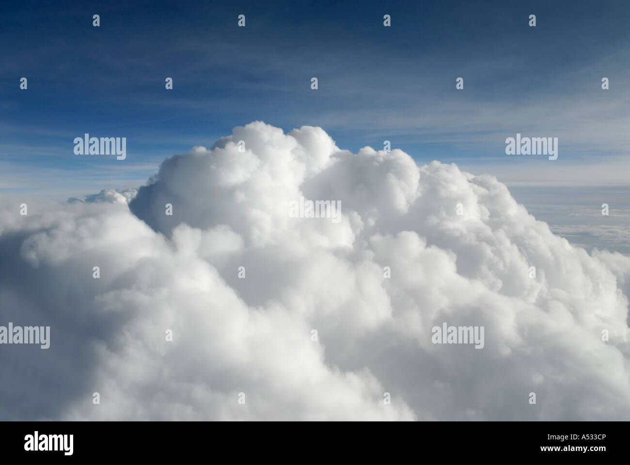 Puffy white cumulus nubi close up da aereo con cielo blu Foto Stock