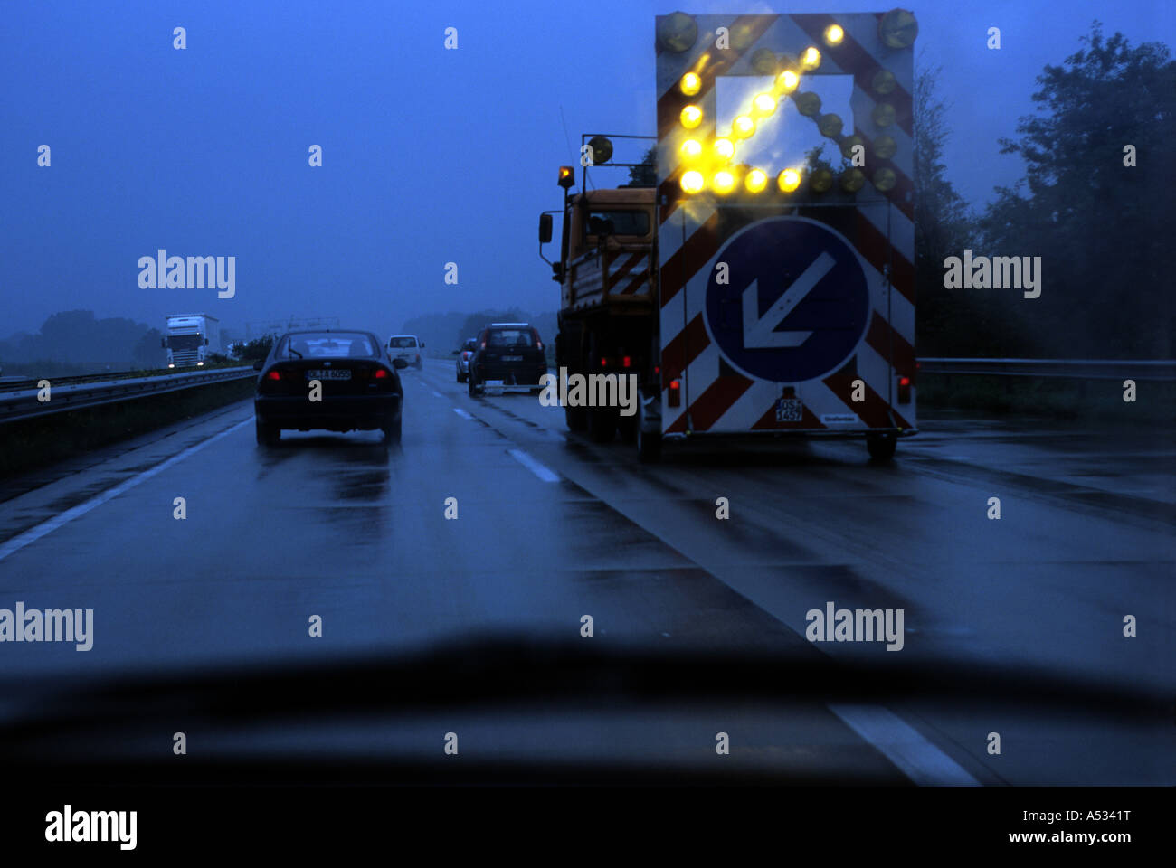 Mobile di cambiare corsia segno su una autostrada vicino a Colonia, nella Renania settentrionale-Vestfalia (Germania). Foto Stock