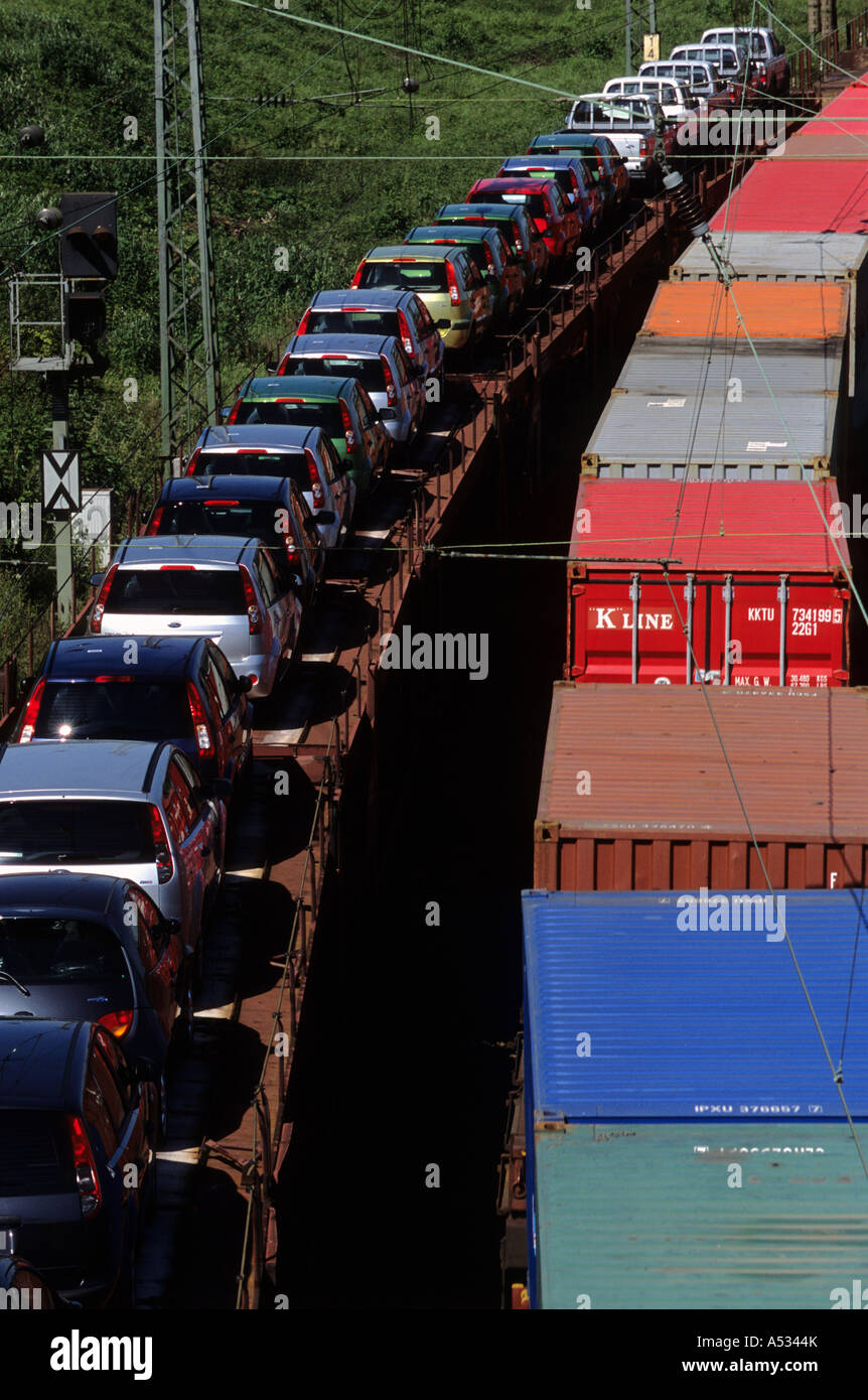 Contenitore e auto (Ford) transporter treni che circolano su un anello intorno alla città di Colonia, nella Renania settentrionale-Vestfalia (Germania). Foto Stock