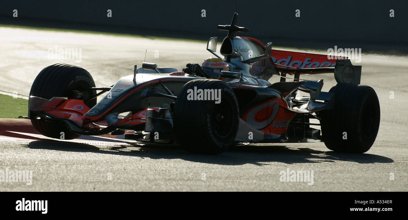 Lewis Hamilton (GB) in McLaren Mercedes MP4-12 race car durante la Formula 1 le sessioni di test in febbraio 2007 Foto Stock