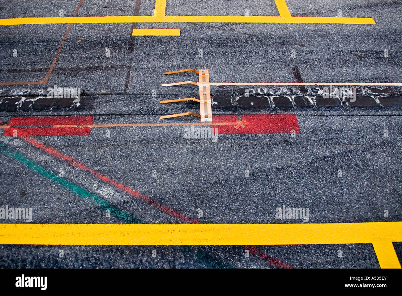 Earthgrounds metallico fissato all'asfalto di pit-lane sulla Formula 1 racecourse Foto Stock
