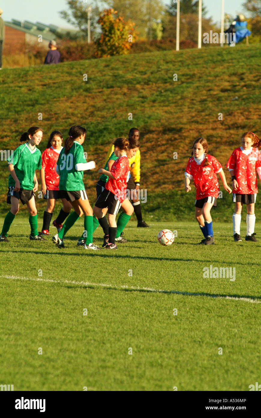 Junior gamma middle school ragazze giocare a calcio su un parco di calcio campo Foto Stock
