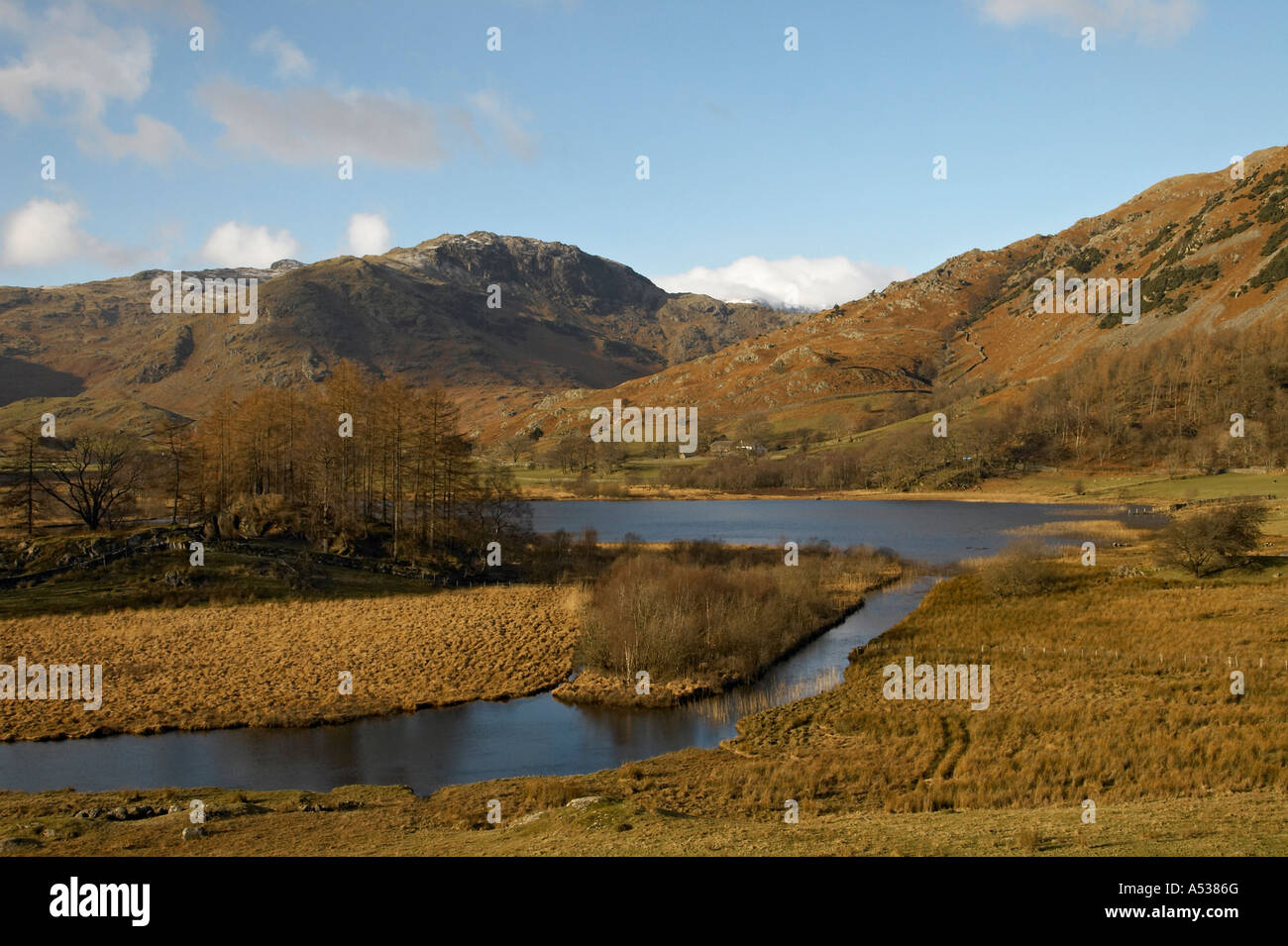 Little Langdale Tarn nel Lake District inglese con una spolverata di neve sulle cime Foto Stock