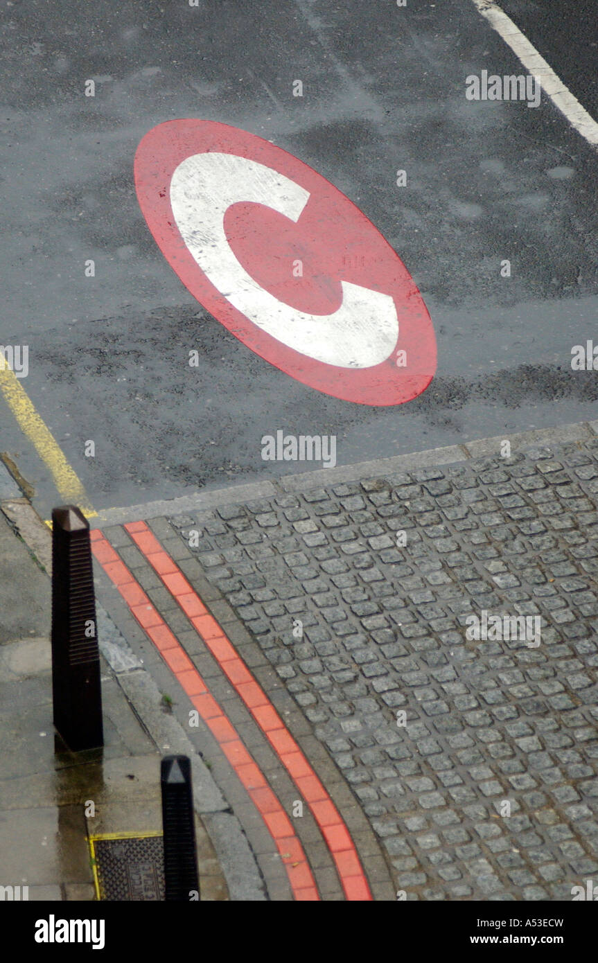 Fotografia di British congestion zone simbolo e logo dipinto sull'asfalto, superficie stradale nel central London REGNO UNITO Foto Stock