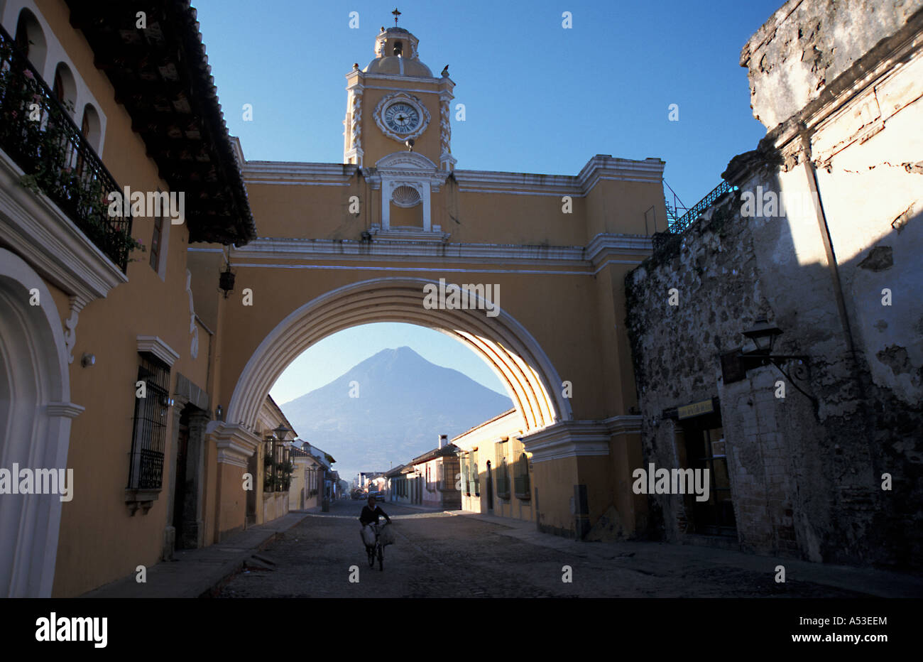 Guatemala Antigua paese nazione in via di sviluppo meno sviluppati economicamente poveri povertà cultura emergente mercato Foto Stock