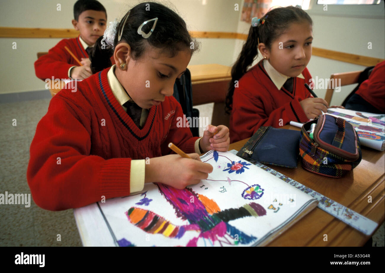 Painet ha0748 5700 Egitto ragazza disegno abou kir francescana scuola primaria alessandria paese nazione in via di sviluppo meno Foto Stock