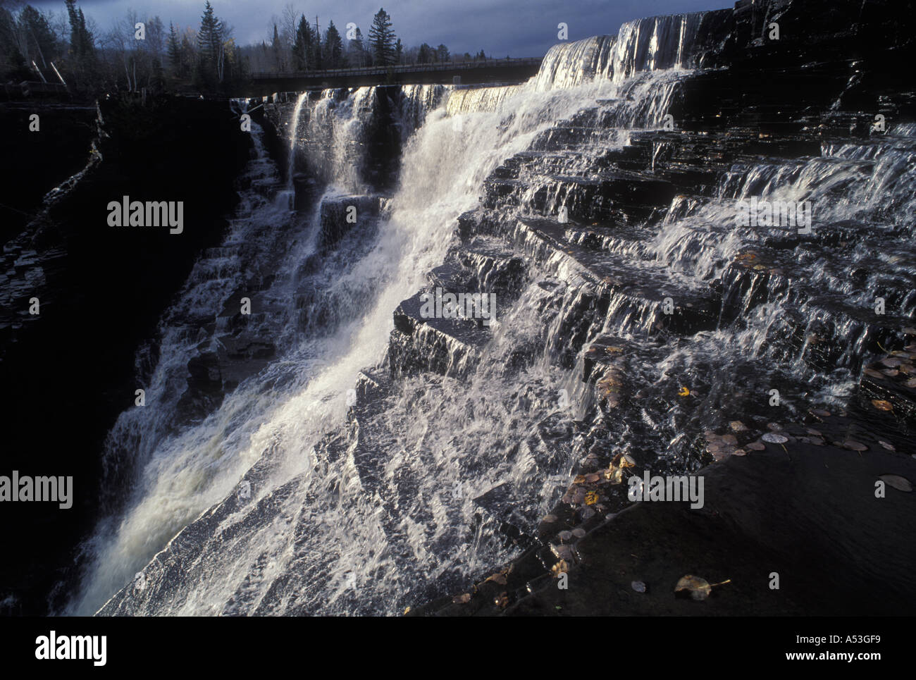 Canada Ontario Kakabeka Falls cascate lungo scoscese scogliere di granito sul fiume Kaministiquia ad ovest di Thunder Bay Foto Stock