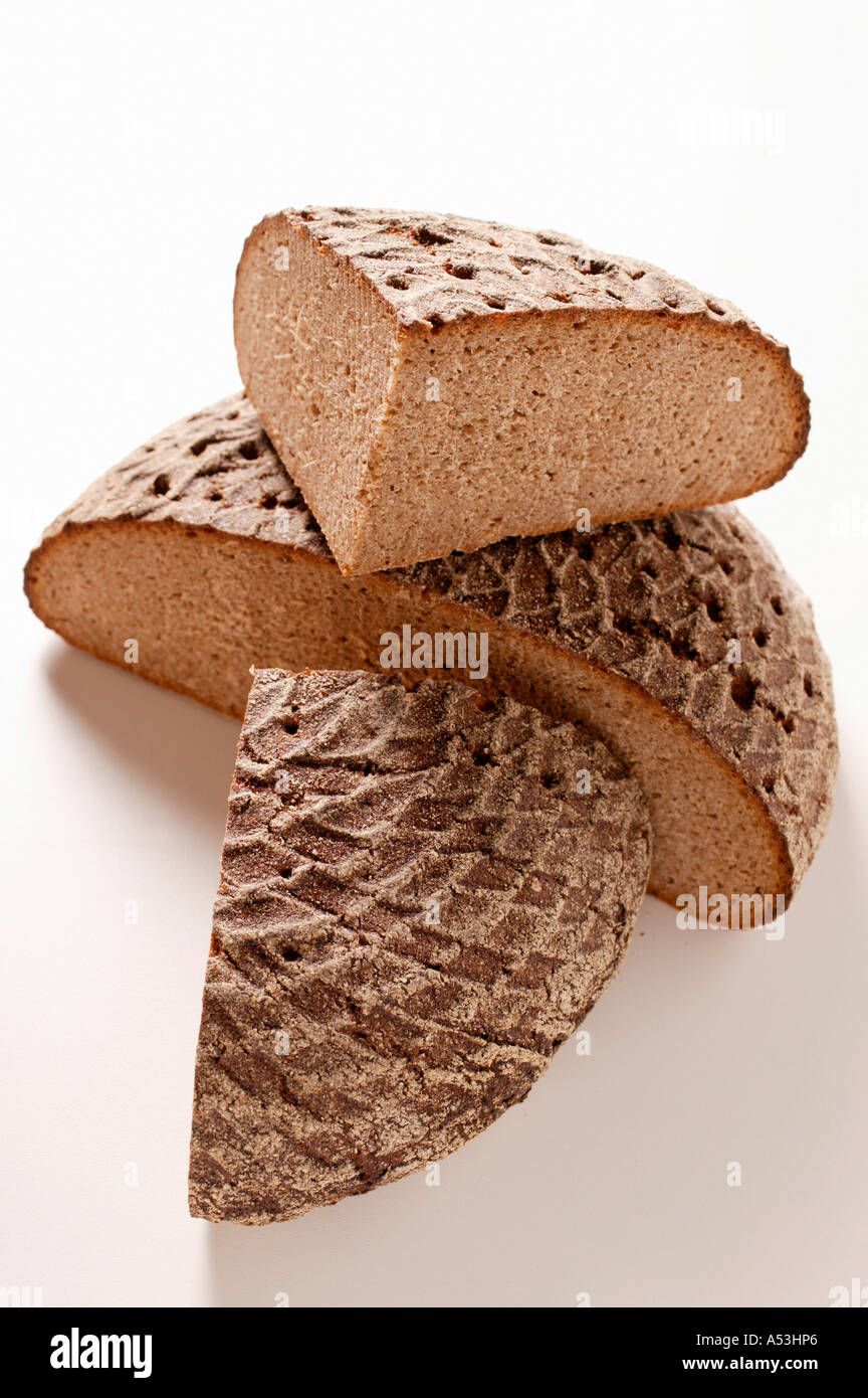 Una pagnotta di pane contadino dimezzato e due quarti Foto Stock
