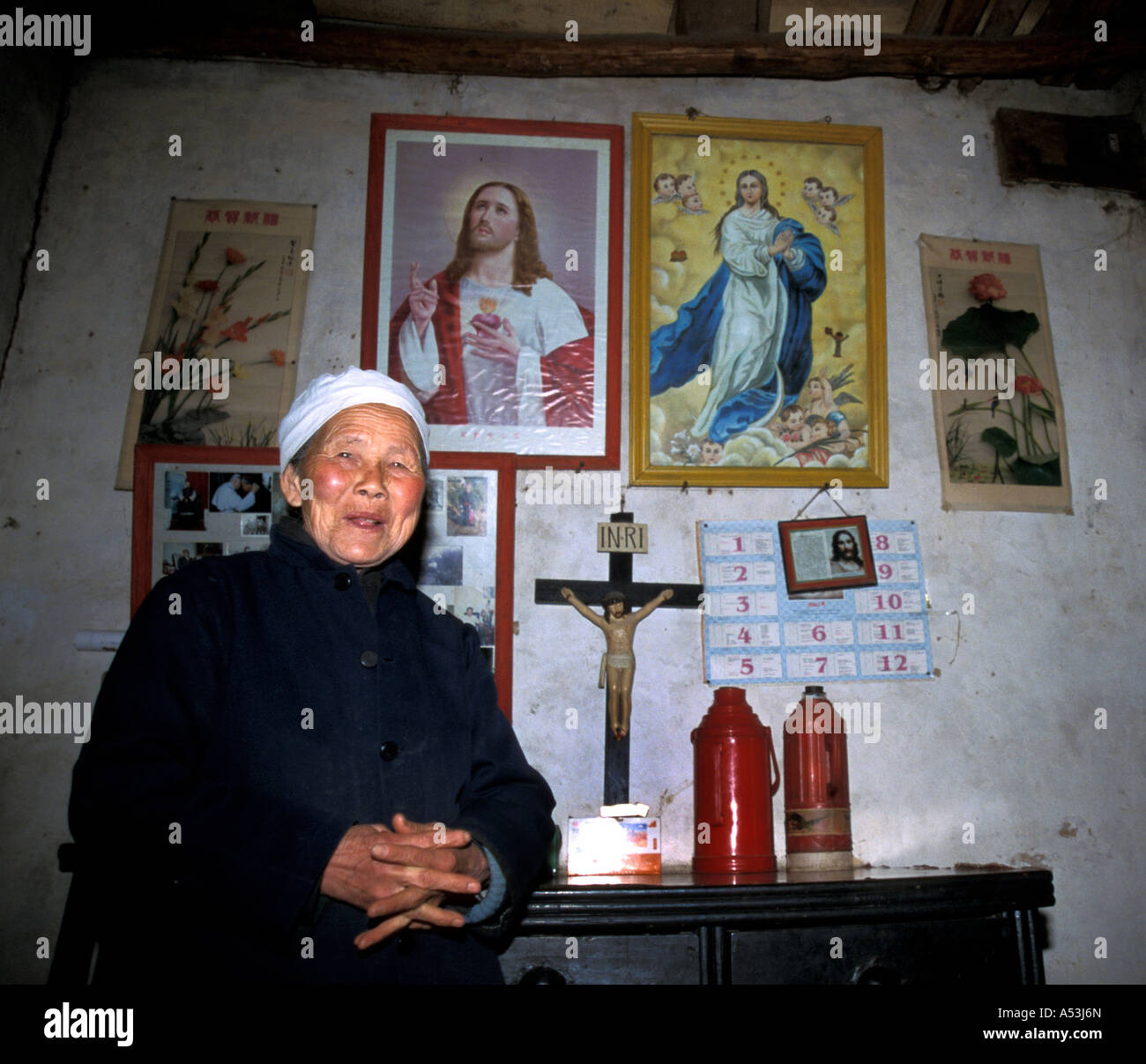 Painet ha1029 7084 donna cinese chen gui ying Chinese Catholic home villaggio xinghe shanxi xian paese nazione in via di sviluppo Foto Stock