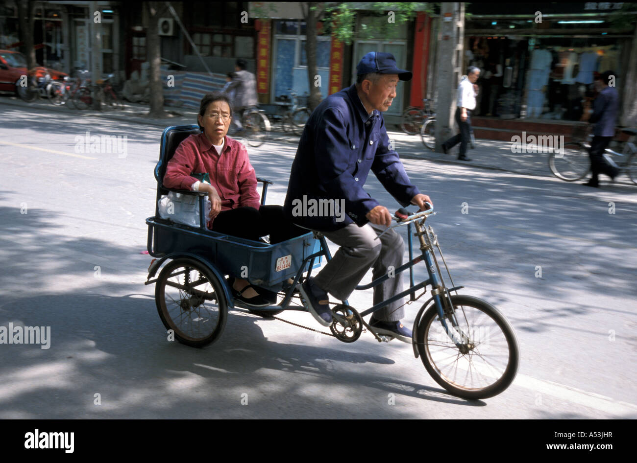 Painet ha1081 7160 Cina anziani del ciclo di un uomo e di una donna di Pechino taxi paese nazione in via di sviluppo economicamente più sviluppate della cultura Foto Stock