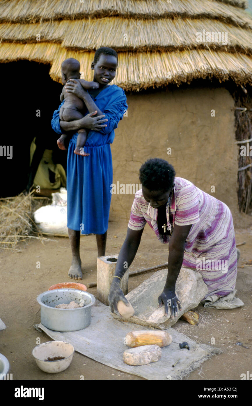 Painet ha1482 3014 donna alimentari preparazione di manioca cusc nuovi sfollati camp sud Sudan paese nazione in via di sviluppo meno Foto Stock