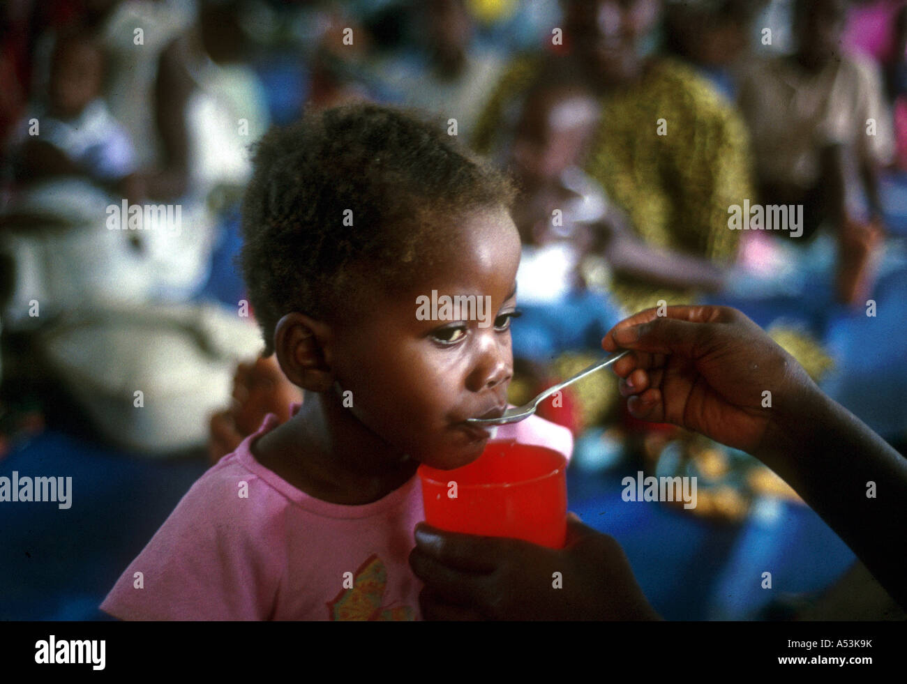 Painet ha1516 3054 liberia alimentazione di bambini sfollati camp buchanan paese di missione nazione in via di sviluppo meno economicamente Foto Stock