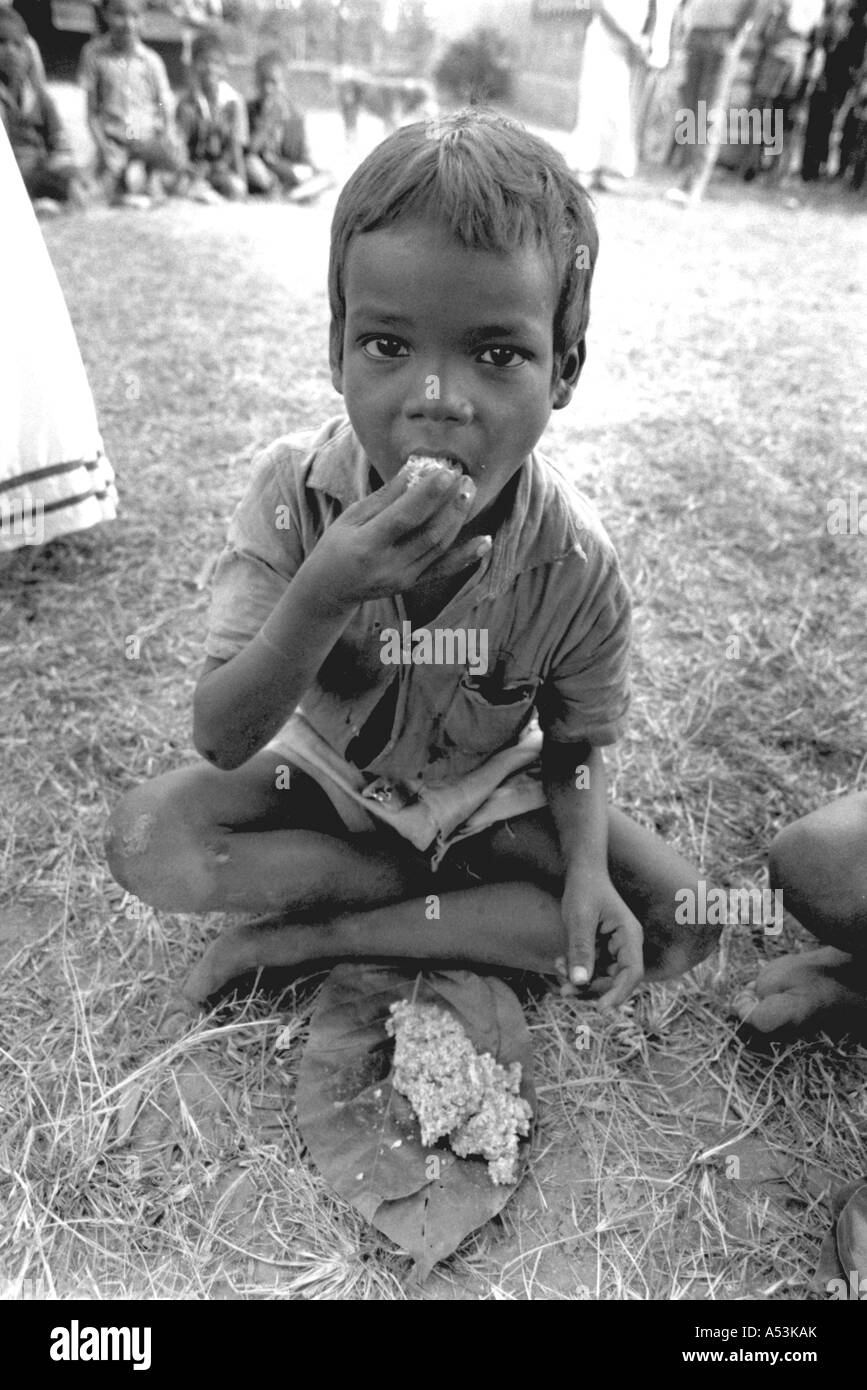 Painet ha1233 009 bianco e nero scuola alimentare ragazzo di mangiare il pranzo kunkuri madhyar pradesh indis paese nazione in via di sviluppo meno Foto Stock