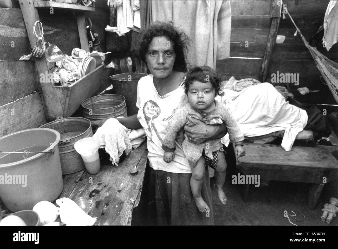 Painet ha1271 057 in bianco e nero la guerra alla povertà vedova bambino esteli nicaragua paese nazione in via di sviluppo meno economicamente Foto Stock