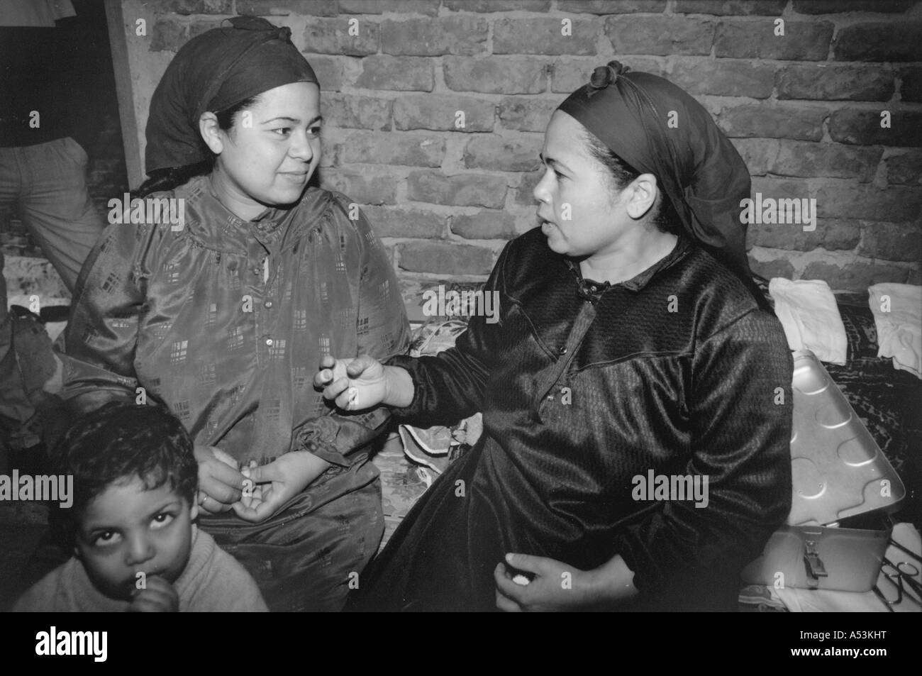 Painet ha1282 069 in bianco e nero della coscienza sanitaria tradizionali di nascita attendant parlando madre egitto paese in via di sviluppo Foto Stock