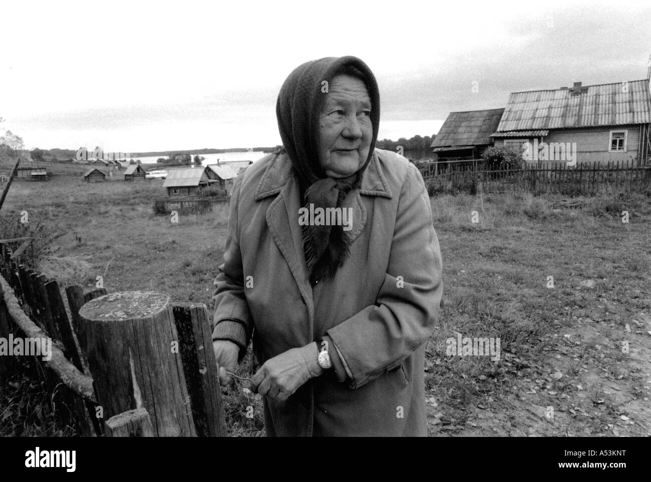 Painet ha1303 103 in bianco e nero di invecchiamento anziani vecchia donna vazhini quartiere San Pietroburgo Russia paese nazione in via di sviluppo Foto Stock
