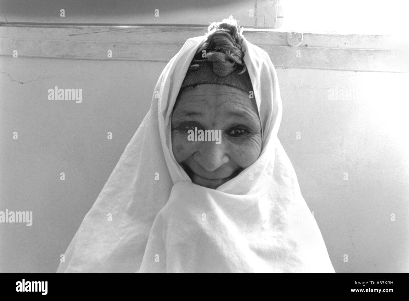 Painet ha1311 111 in bianco e nero donne anziane islam donna bou saada algeria paese nazione in via di sviluppo meno economicamente Foto Stock
