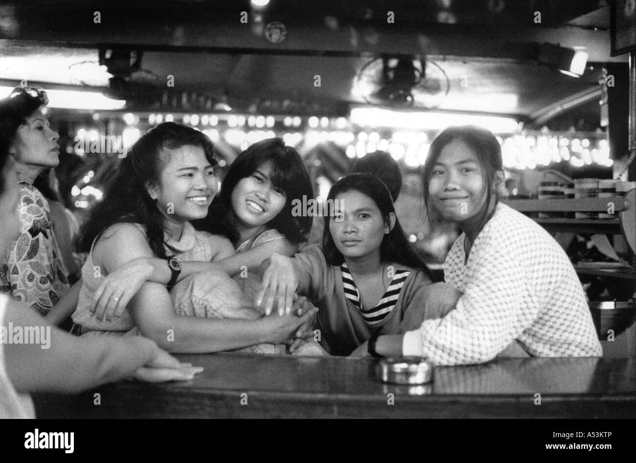 Painet ha1318 bianco e nero donne bar ragazze femmine amici compagni lauging Pattaya Thailandia bw nero-bianco paese Foto Stock
