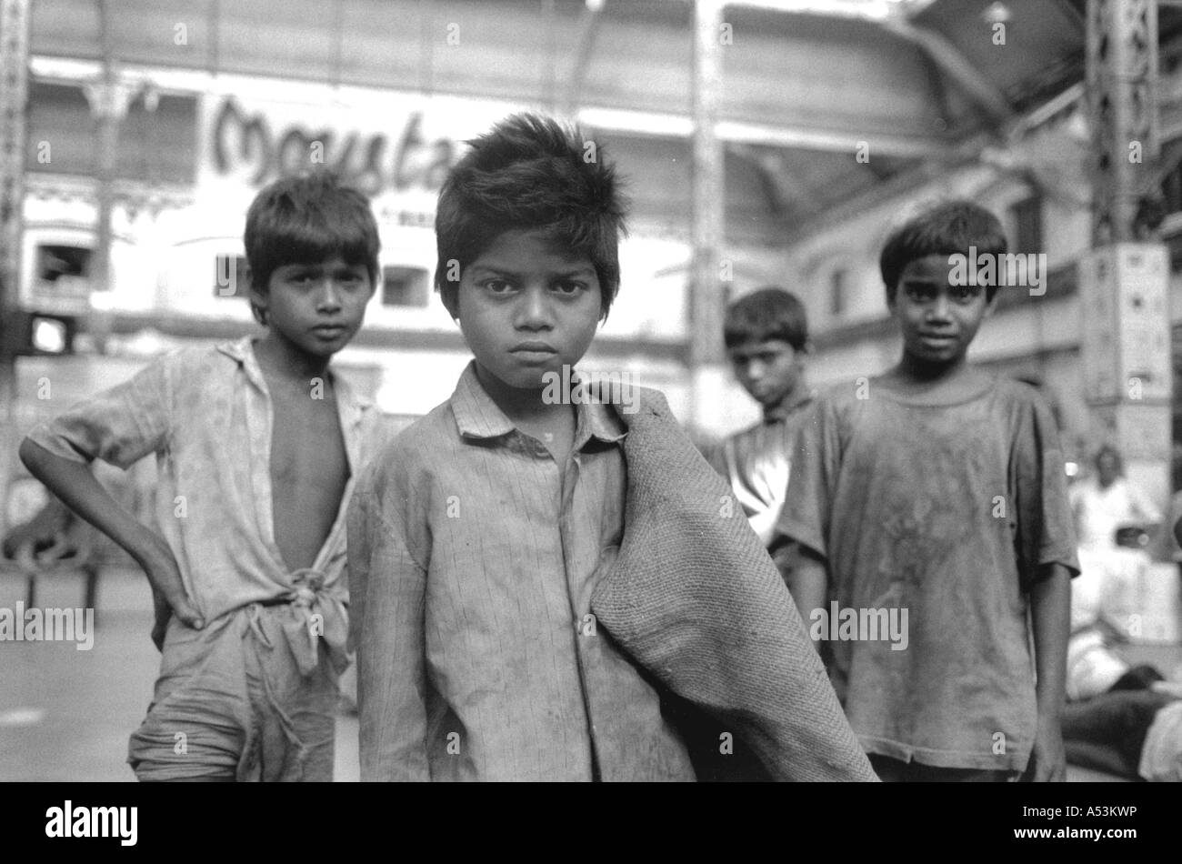 Painet ha1324 124 in bianco e nero di bambini di strada stazione ferroviaria di Howrah calcutta india paese nazione in via di sviluppo Foto Stock