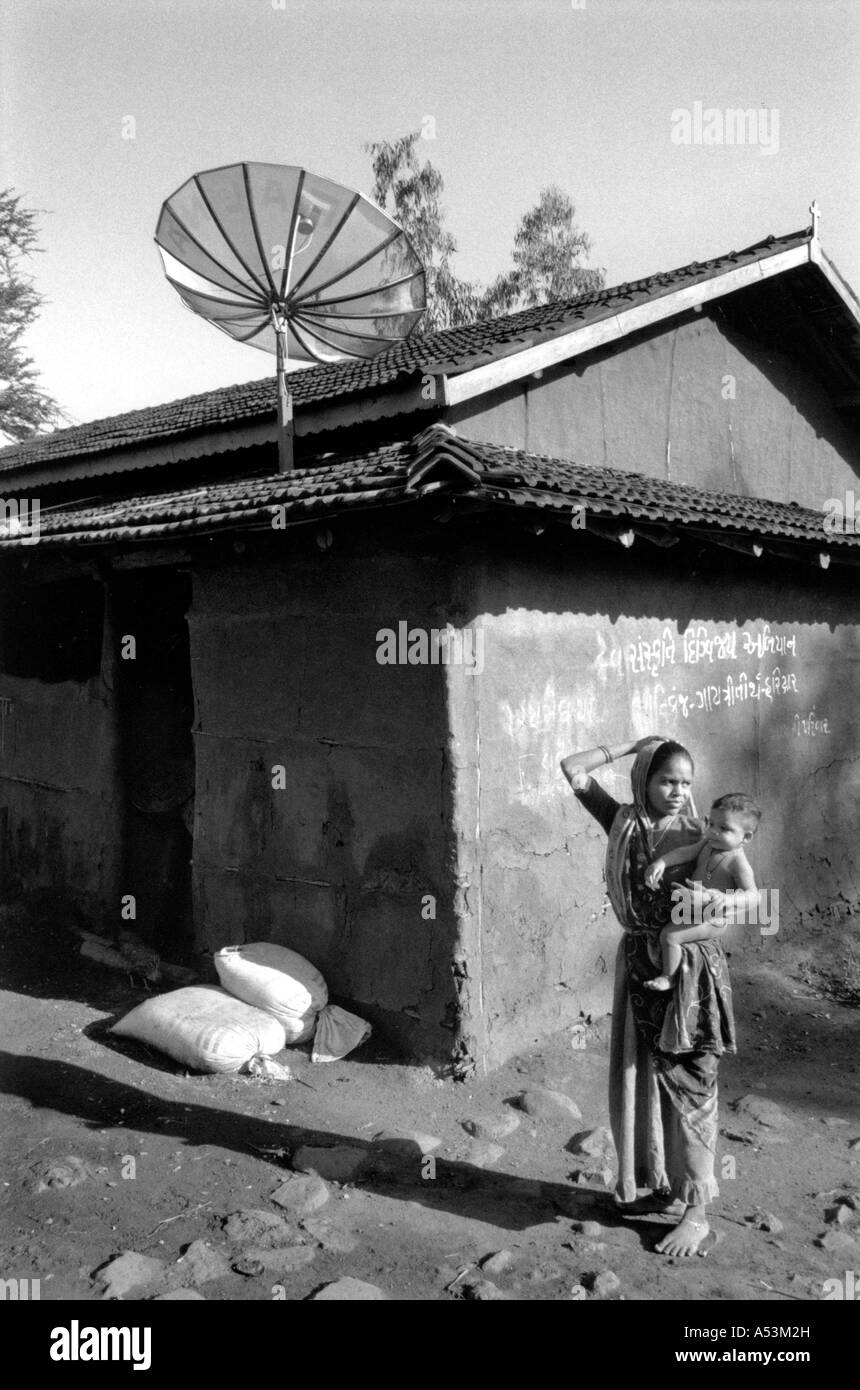 Painet ha1351 151 contrasti del bianco e nero village scena tv satellitare gujarat india paese nazione in via di sviluppo Foto Stock