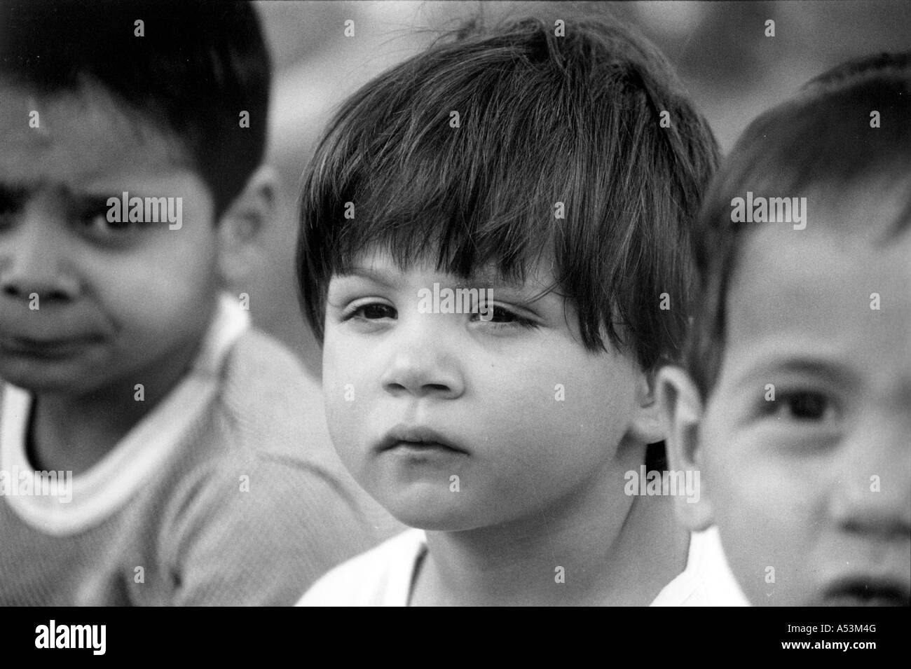 Painet ha1600 321 bianco e nero bambini stress in attesa linea di alimenti a sofia bulgaria paese nazione in via di sviluppo meno Foto Stock