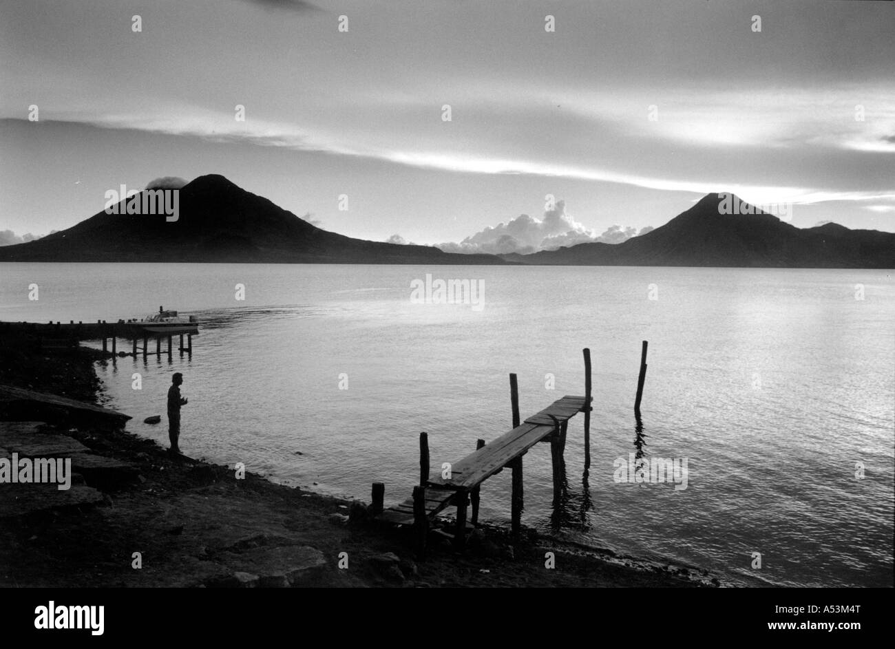 Painet ha1366 175 nero e bianco paesaggio lago Atitlan tramonto panajachel guatemala paese nazione in via di sviluppo meno Foto Stock