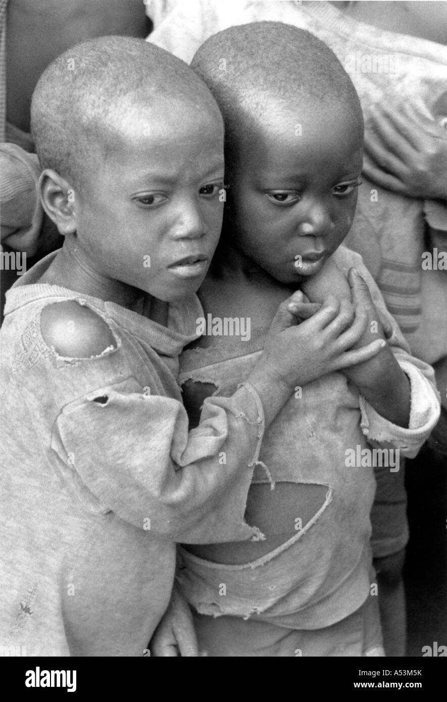 Painet ha1605 322 in bianco e nero lo stress di profughi hutu del Burundi ngara tanzania paese nazione in via di sviluppo meno economicamente Foto Stock