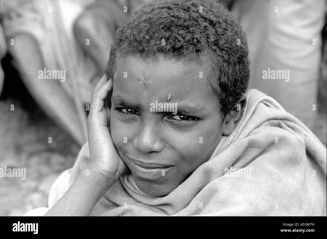 Painet ha1610 324 bianco e nero ragazzo di stress in attesa della distribuzione alimentare centro harer Etiopia paese nazione in via di sviluppo meno Foto Stock