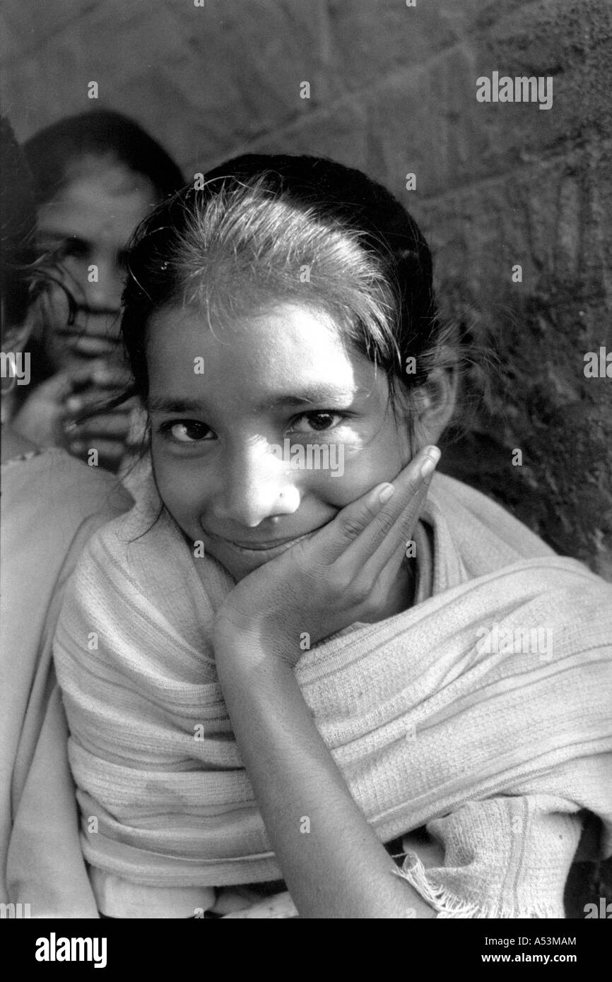Painet ha1388 202 in bianco e nero ragazza facce bihar india paese nazione in via di sviluppo si sono sviluppate economicamente emergenti della cultura Foto Stock