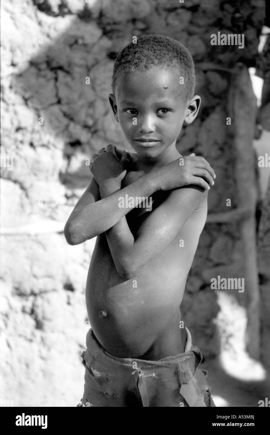 Painet ha1391 205 in bianco e nero volti boy oriente kitui kenya paese nazione in via di sviluppo meno sviluppati dal punto di vista economico la cultura Foto Stock