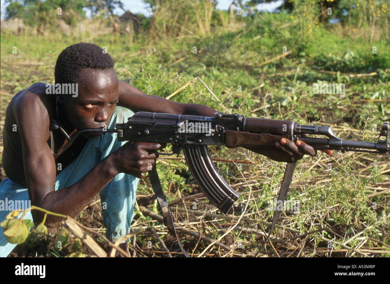 Painet ha1621 3262 sud Sudan spla soldato fucile pistola arma chukudum paese nazione in via di sviluppo meno sviluppati dal punto di vista economico Foto Stock