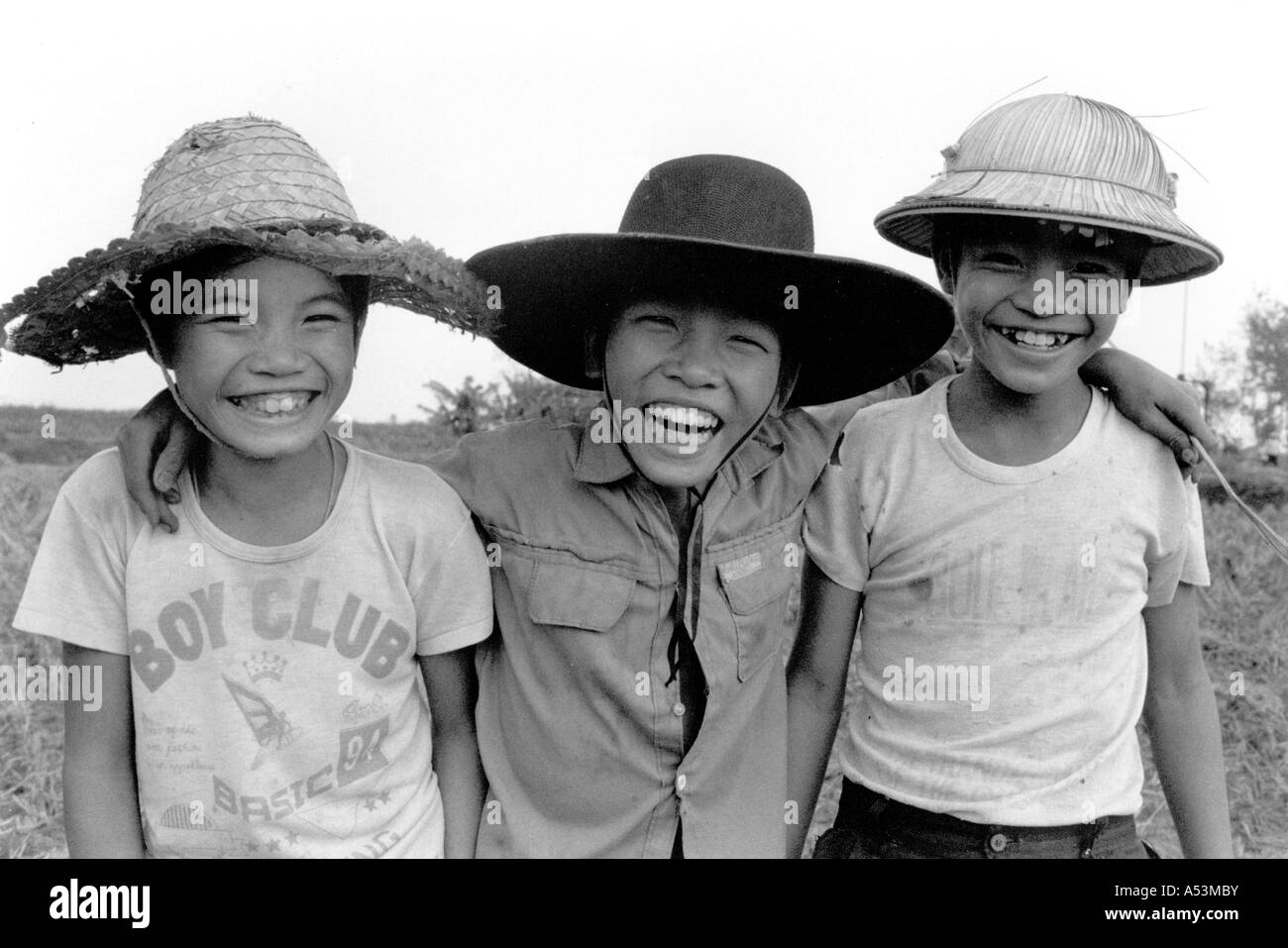 Painet ha1394 208 in bianco e nero di bambini ragazzi ha nam vietnam paese nazione in via di sviluppo meno sviluppati dal punto di vista economico la cultura Foto Stock