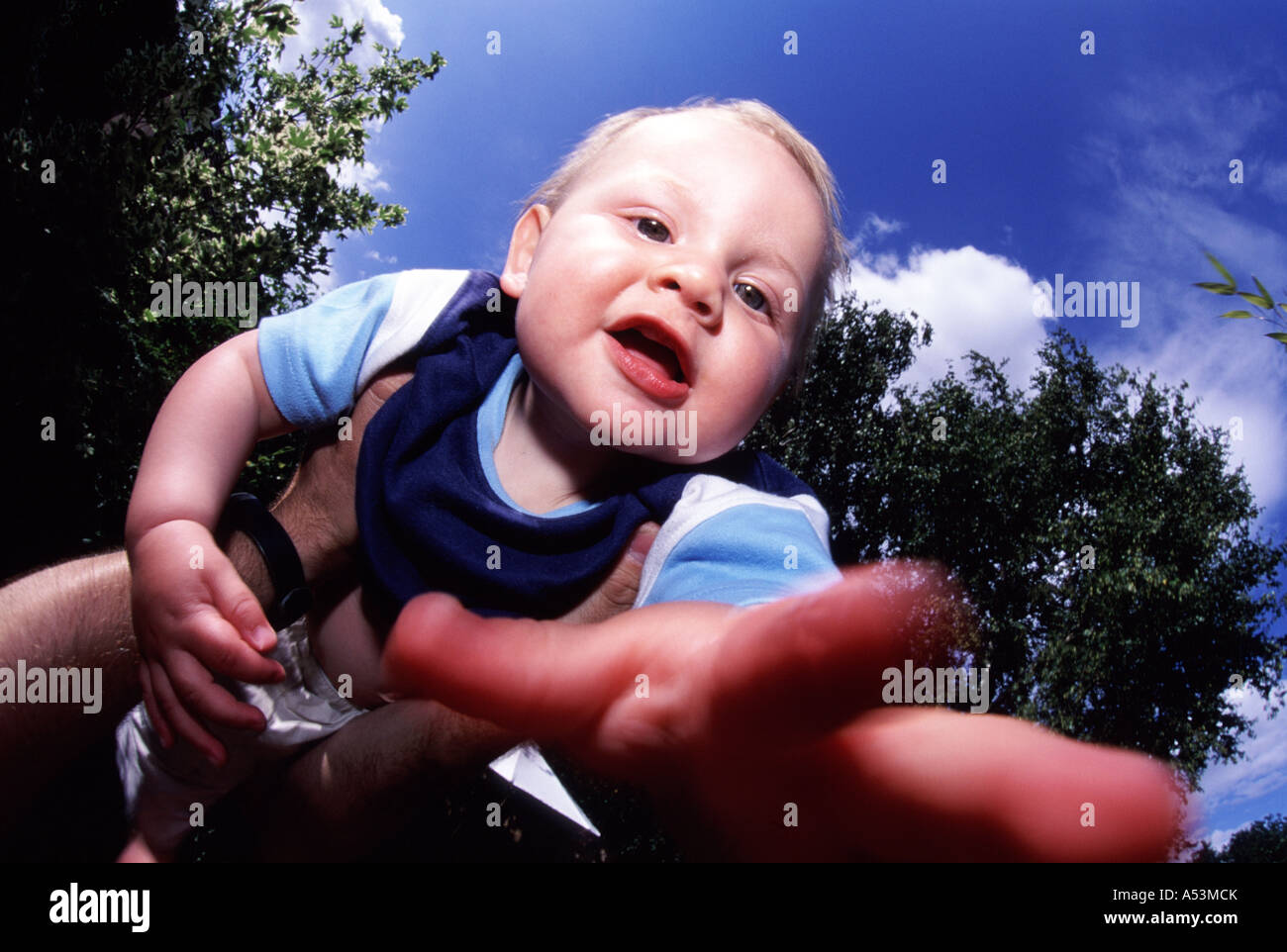Il bambino raggiunge la fotocamera Foto Stock