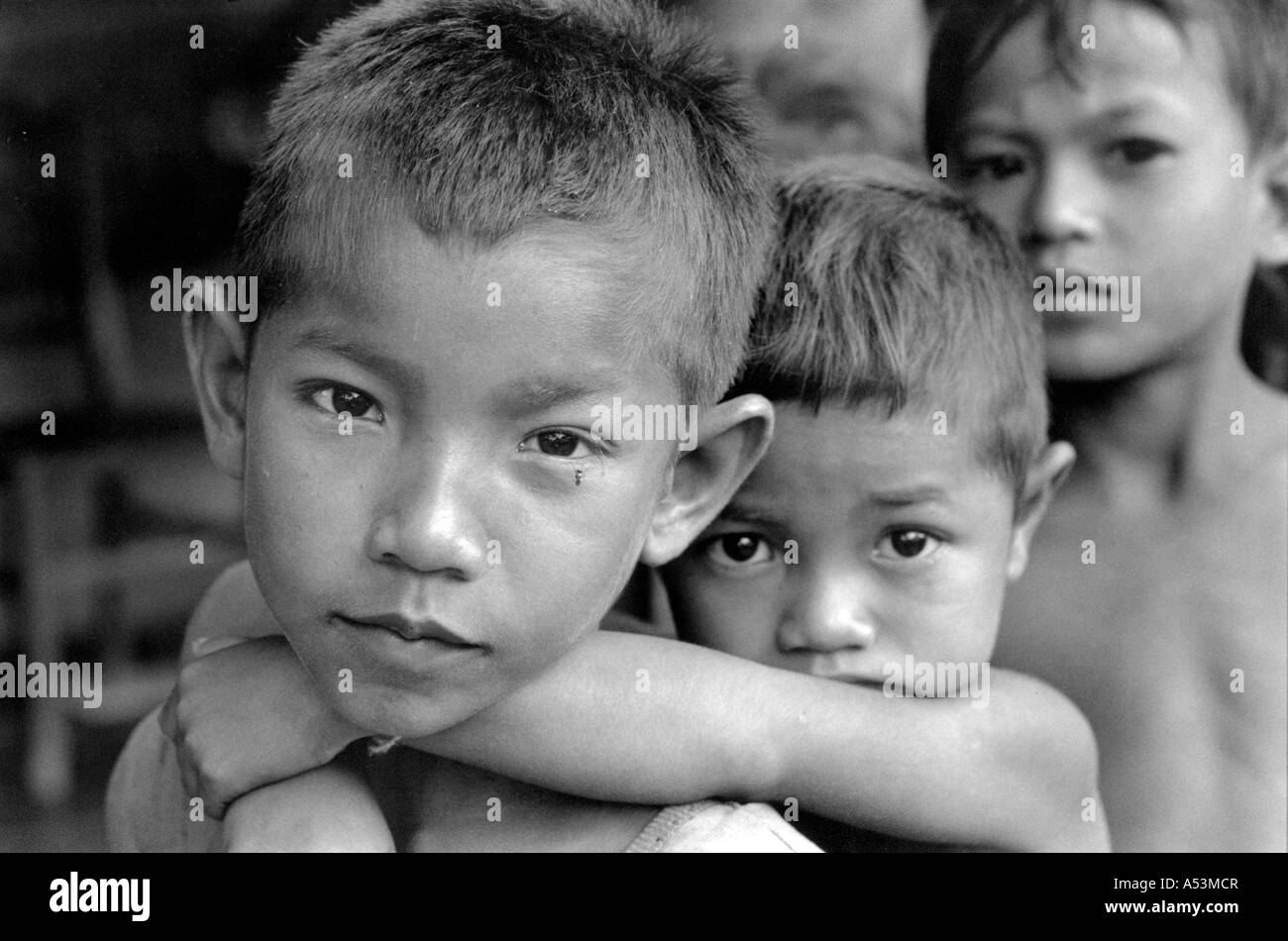 Painet ha1396 210 in bianco e nero di bambini ragazzi battambang cambogia paese nazione in via di sviluppo meno sviluppati dal punto di vista economico Foto Stock