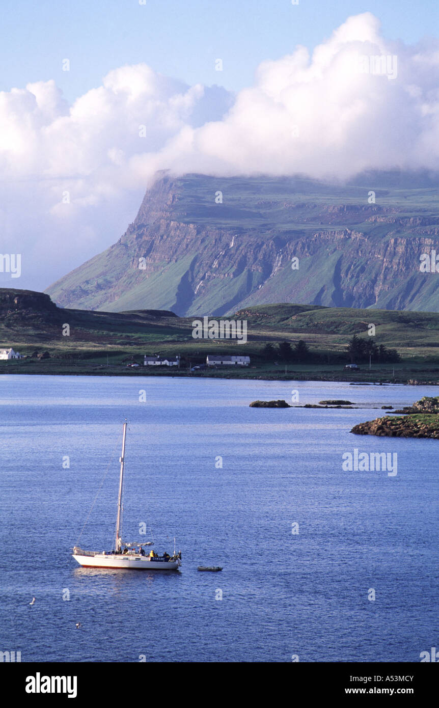 Yacht trova un tranquillo ormeggio per la notte sull'Isola di Mull Foto Stock