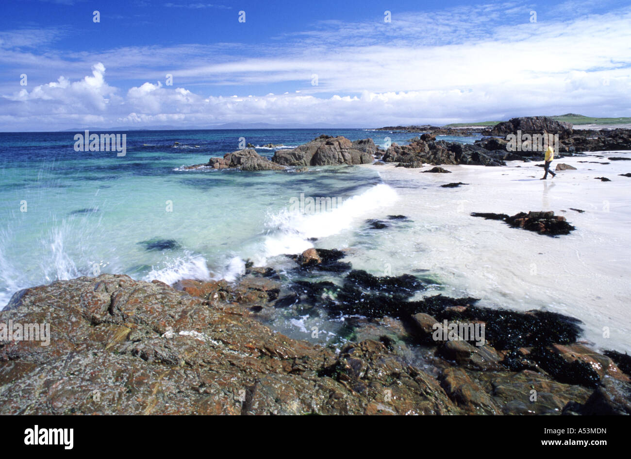 Una ragazza cammina su una spiaggia scozzese Foto Stock