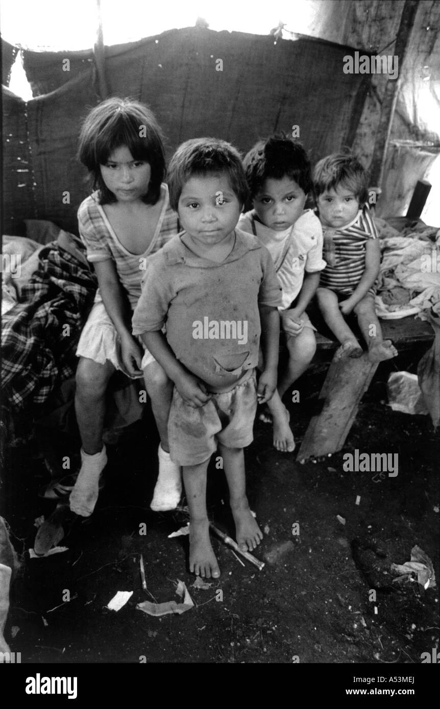 Painet ha1401 226 in bianco e nero la povertà per i bambini che vivono baraccopoli esteli nicaragua paese nazione in via di sviluppo meno Foto Stock
