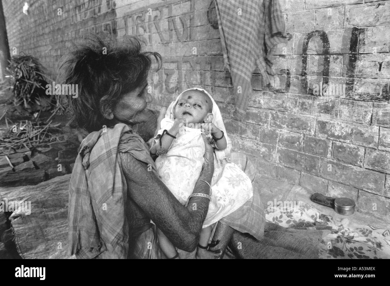 Painet ha1404 229 in bianco e nero la povertà senzatetto donna bambino stazione ferroviaria di Howrah calcutta india paese in via di sviluppo Foto Stock
