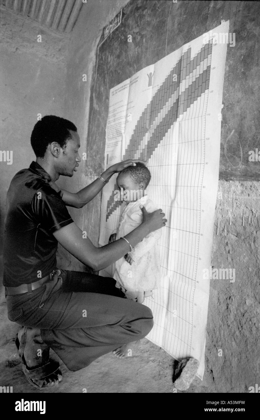 Painet ha1633 330 bianco e nero Clinics di Salute personale paramedico di misurazione altezza childs singhida tanzania paese in via di sviluppo Foto Stock